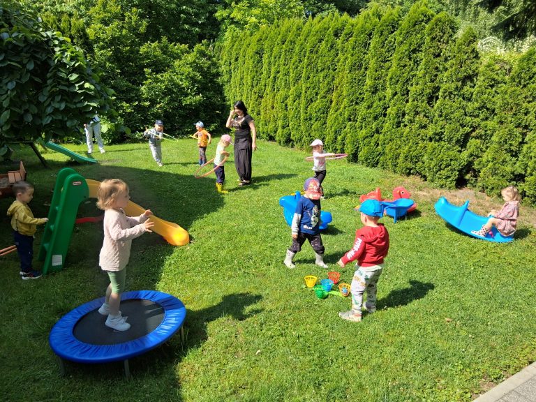 Zabawy w ogródku i parku